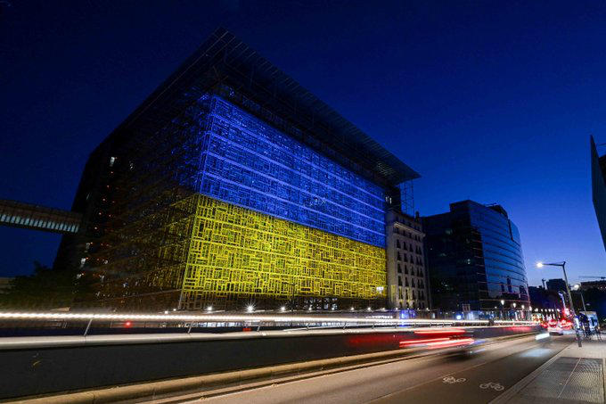 ევროკავშირის საბჭოს შენობა უკრაინის ეროვნული დროშის ფერებში განათდა