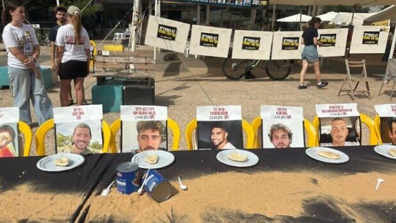 ისრაელში, მძევლების გათავისუფლების მოთხოვნით, საპროტესტო აქციები მიმდინარეობს - მომიტინგეებმა თელ-ავივის მახლობლად გზა გადაკეტეს