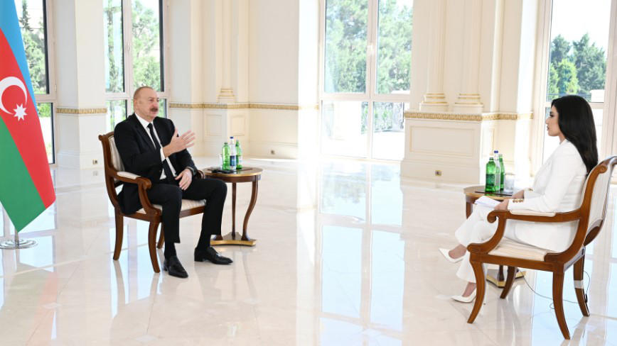 ილჰამ ალიევი - დონალდ ტრამპს „დიფ სთეითის“ მიერ არჩევნების გაყალბების გამო, ხელახლა არჩევის შესაძლებლობა ჩამოართვეს - მან დიდი გამბედაობა გამოიჩინა ამერიკაში დაბრუნებით, სადაც ჭაობში მყოფი ყველა გომბეშო, მის წინააღმდეგ იყო განწყობილი