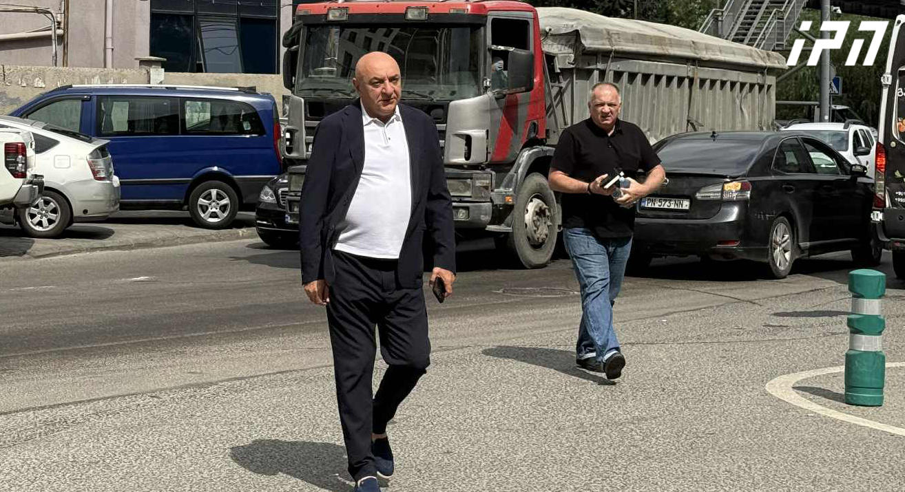 ალექსი ახვლედიანი თორნიკე რიჟვაძეზე - ბევრ ადამიანთან აფიქსირებდა, რომ თანამდებობიდან წასვლის დრო იყო, ხუმრობითაც იძახდა, ბრეჟნევი ხომ არ ვარო, მაინც ძალიან რთულად გადაიტანა ალბათ, რეგიონთან დაშორება, გამორჩეულად უყვარს აჭარა