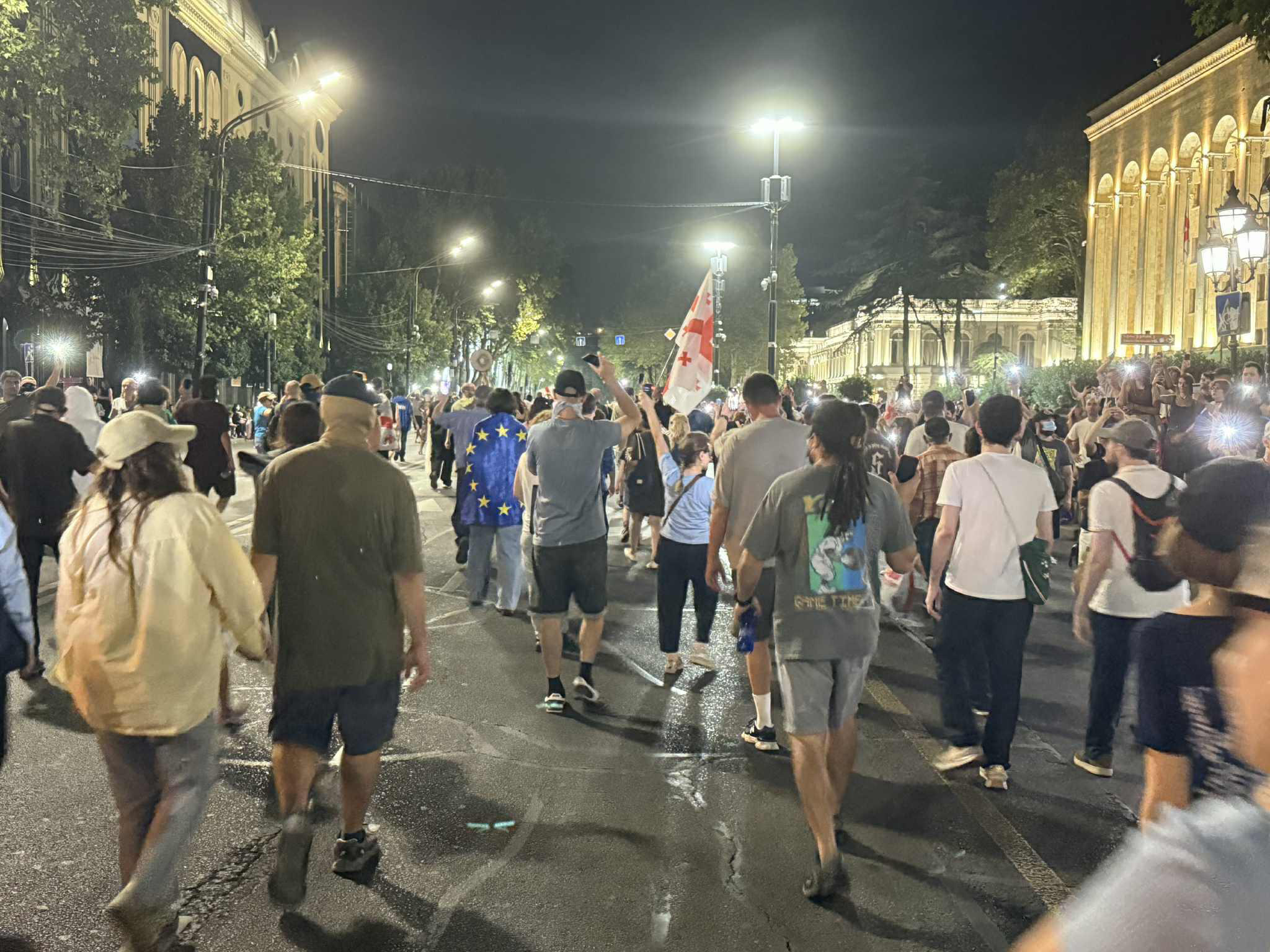 პარლამენტთან საპროტესტო აქცია მიმდინარეობს