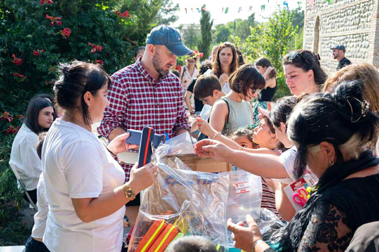 "ბიბლუსმა" სოფელ შინდისში პირველკლასელებს ჩანთები და სასკოლო ინვენტარი გადასცა