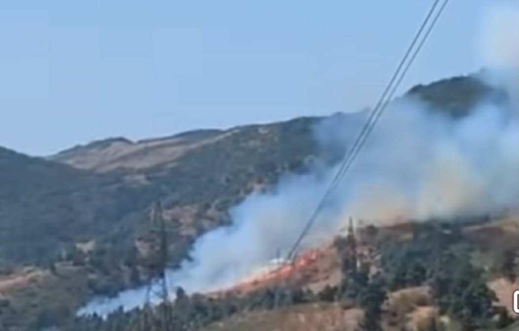 ავჭალაში, მთის ფერდობზე ხანძარია, ცეცხლი ბალახს უკიდია