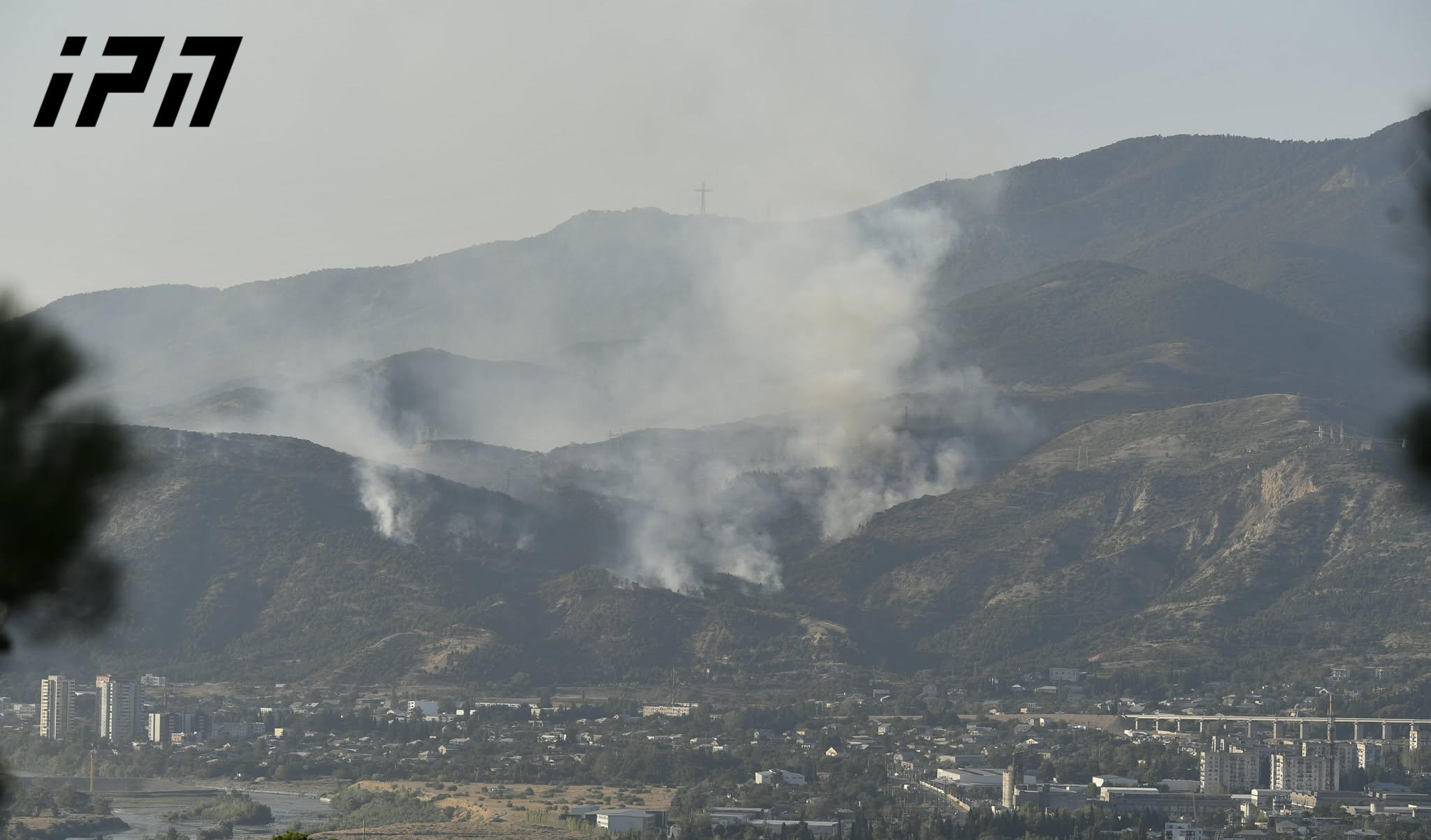 ავჭალაში, მთის ფერდობზე გაჩენილი ხანძრის ქრობის სამუშაოებში სასაზღვრო პოლიციის 2 ვერტმფრენი ჩაერთო