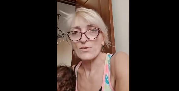 ბებიას, რომელმაც 2 წლამდე შვილიშვილი tik-tok ლაივში სცემა, აღკვეთის ღონისძიების სახით პატიმრობა შეეფარდა