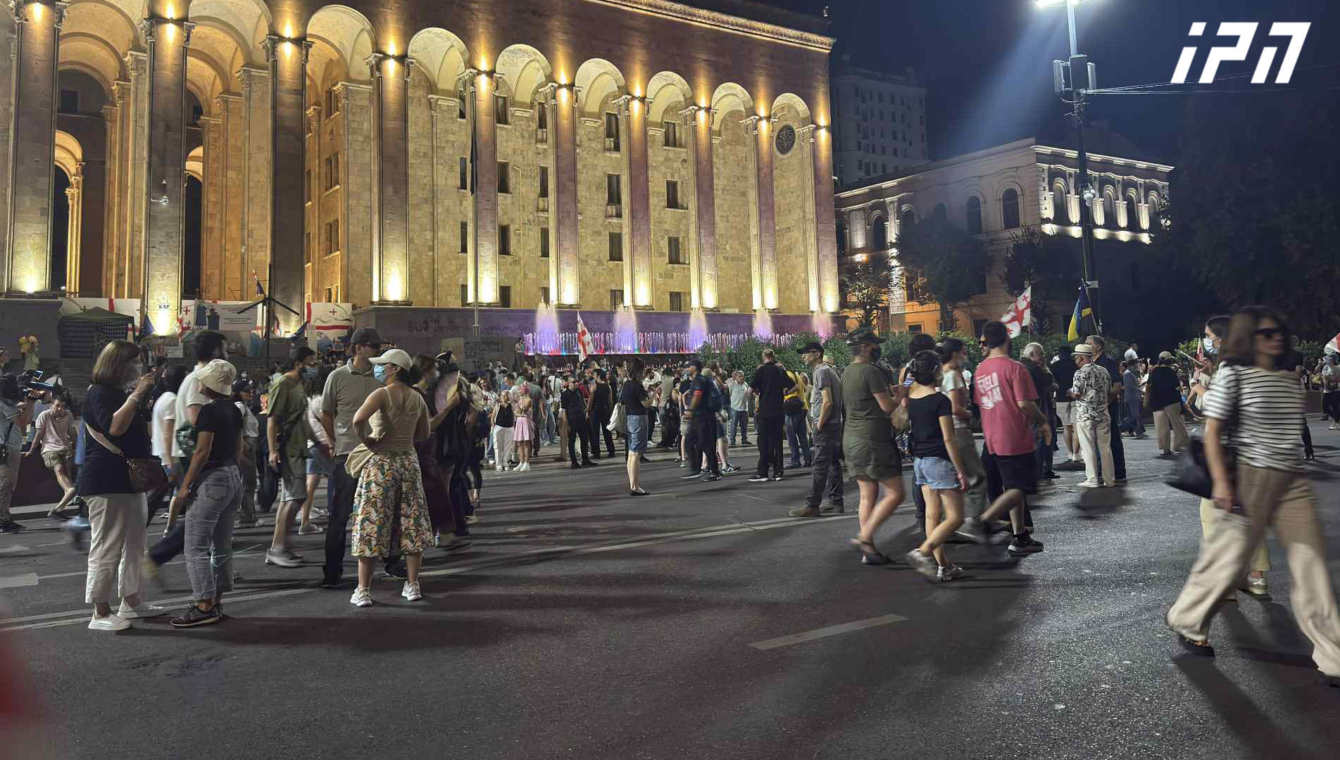 აქციის მონაწილეები პარლამენტის მიმდებარე ტერიტორიაზე დაბრუნდნენ, რუსთაველის გამზირზე აქცია გრძელდება