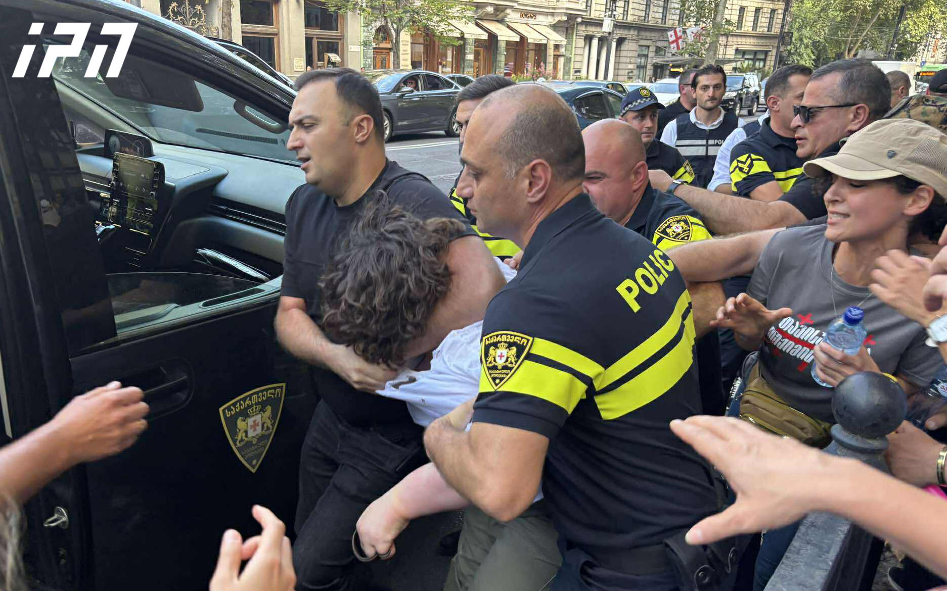 რუსთაველზე მიმდინარე საპროტესტო აქციაზე პოლიციამ, სავარაუდოდ, 9 პირი დააკავა