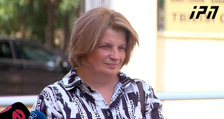 ვეფხია კასრაძის მეუღლე - რეალისტი ვარ და ზღაპრის მოლოდინი ნამდვილად არ მქონდა, რადგან 9 თვეა აბსურდში ვართ და აბსურდული განაჩენით დასრულდა დღევანდელი დღე