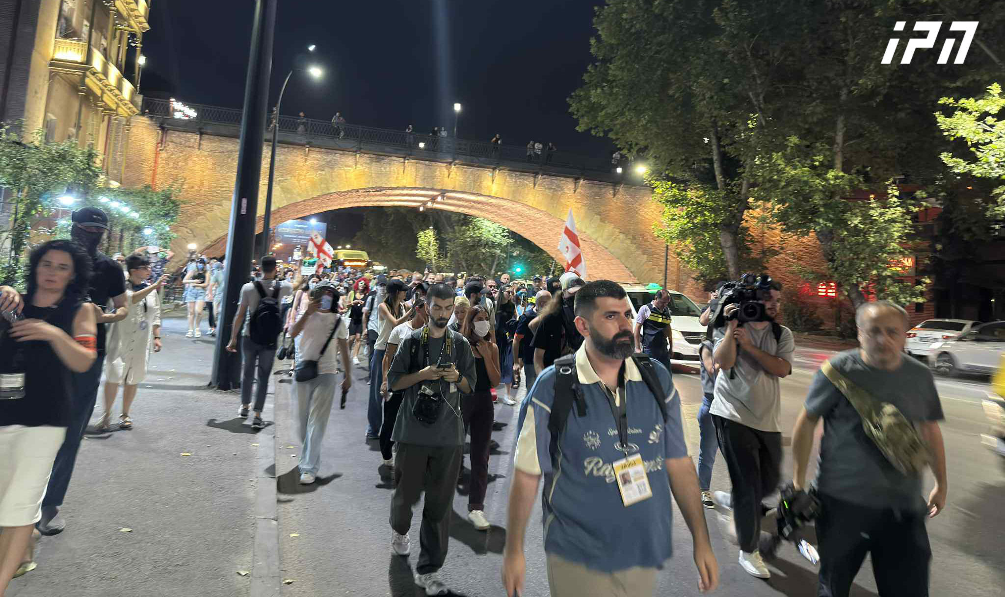 აქციის მონაწილეების ნაწილი იუსტიციის სახლამდე მსვლელობას მართავს