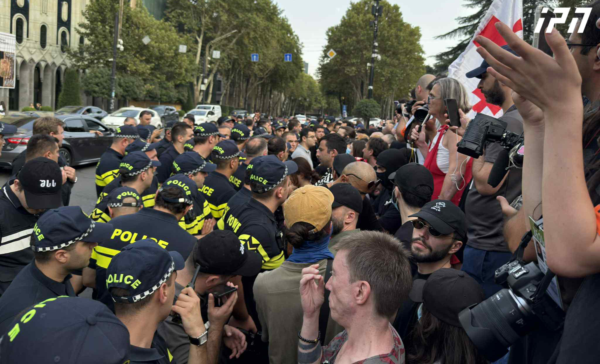 რუსთაველის გამზირზე აქციის მონაწილეები გზის გადაკეტვას ცდილობდნენ, პოლიციამ კორდონი გააკეთა