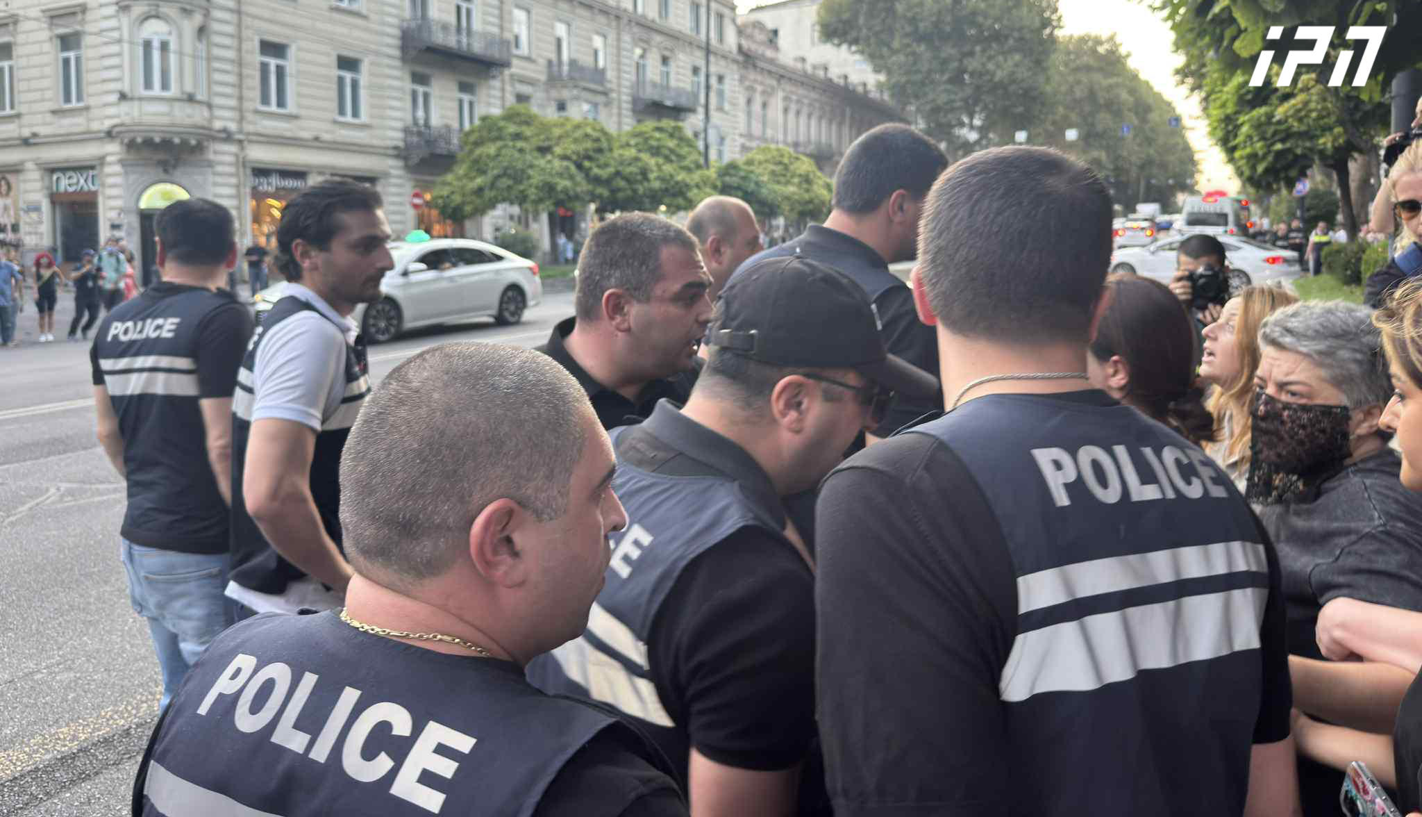 აქციის მონაწილეებმა თეატრალურ უნივერსიტეტთან გზის გადაკეტვა სცადეს, პოლიციამ კიდევ რამდენიმე პირი დააკავა