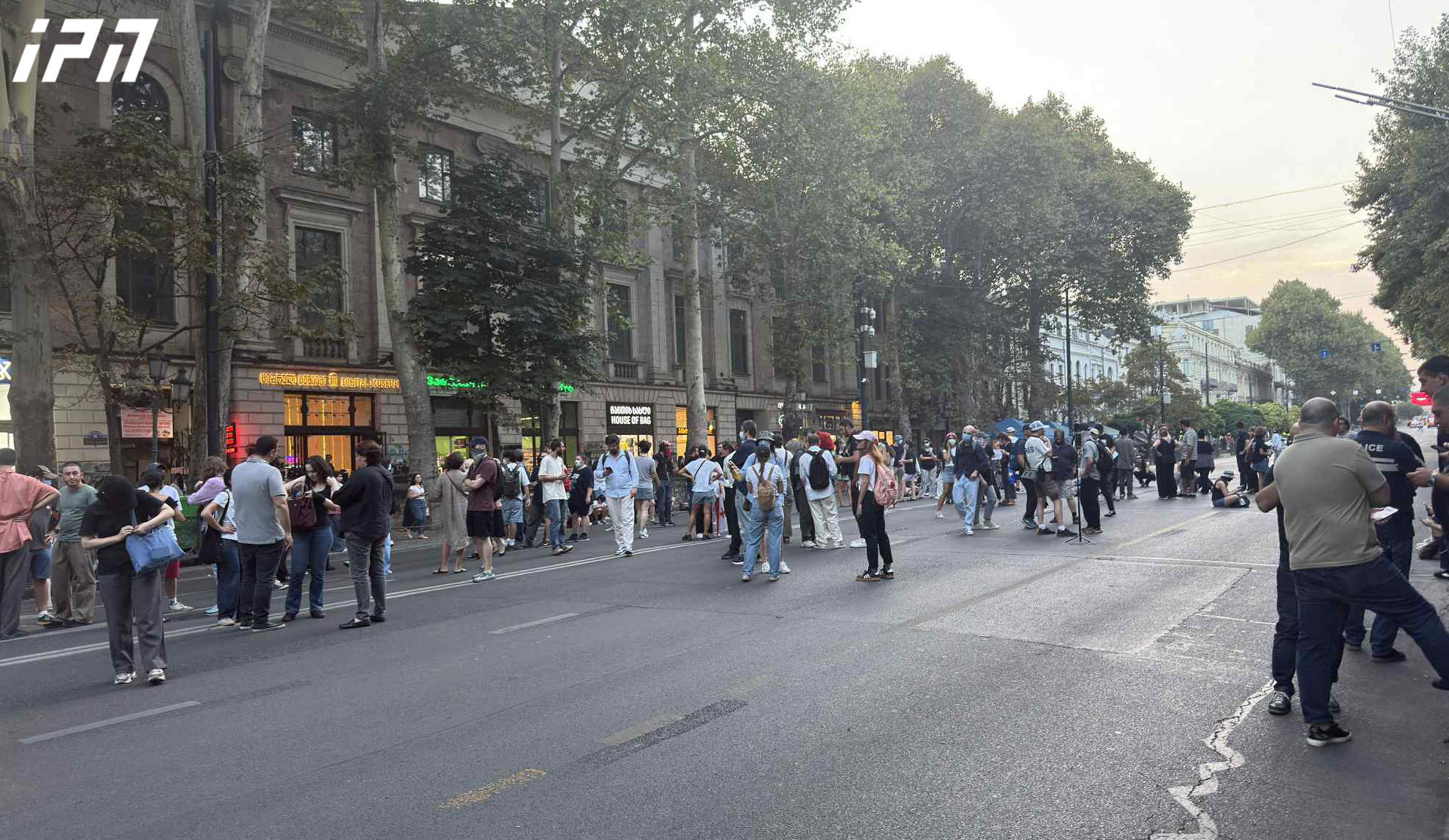 აქციის მონაწილეებმა რუსთაველის გამზირი გადაკეტეს