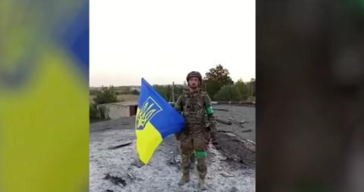 Украинские войска вернули под свой контроль село Удачное и подняли там государственный флаг Украины