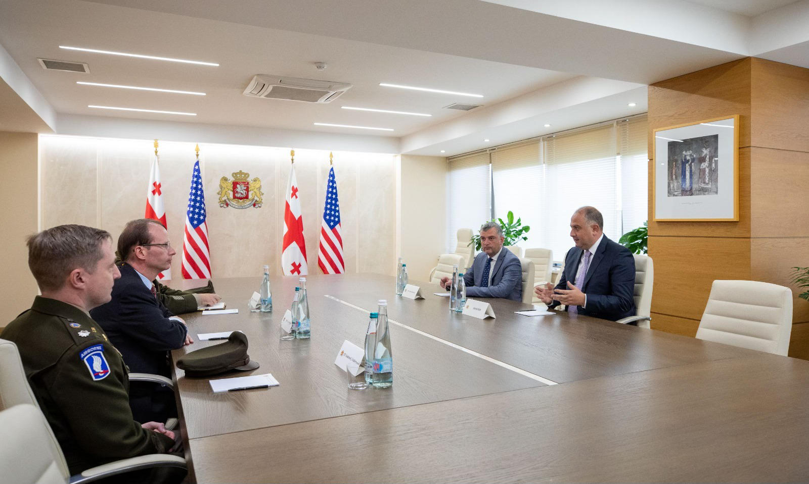 ირაკლი ჩიქოვანი აშშ-ის ელჩის მოვალეობის შემსრულებელს, ახალ ატაშესა და თავდაცვის სფეროში თანამშრომლობის ოფისის ახალ უფროსს შეხვდა