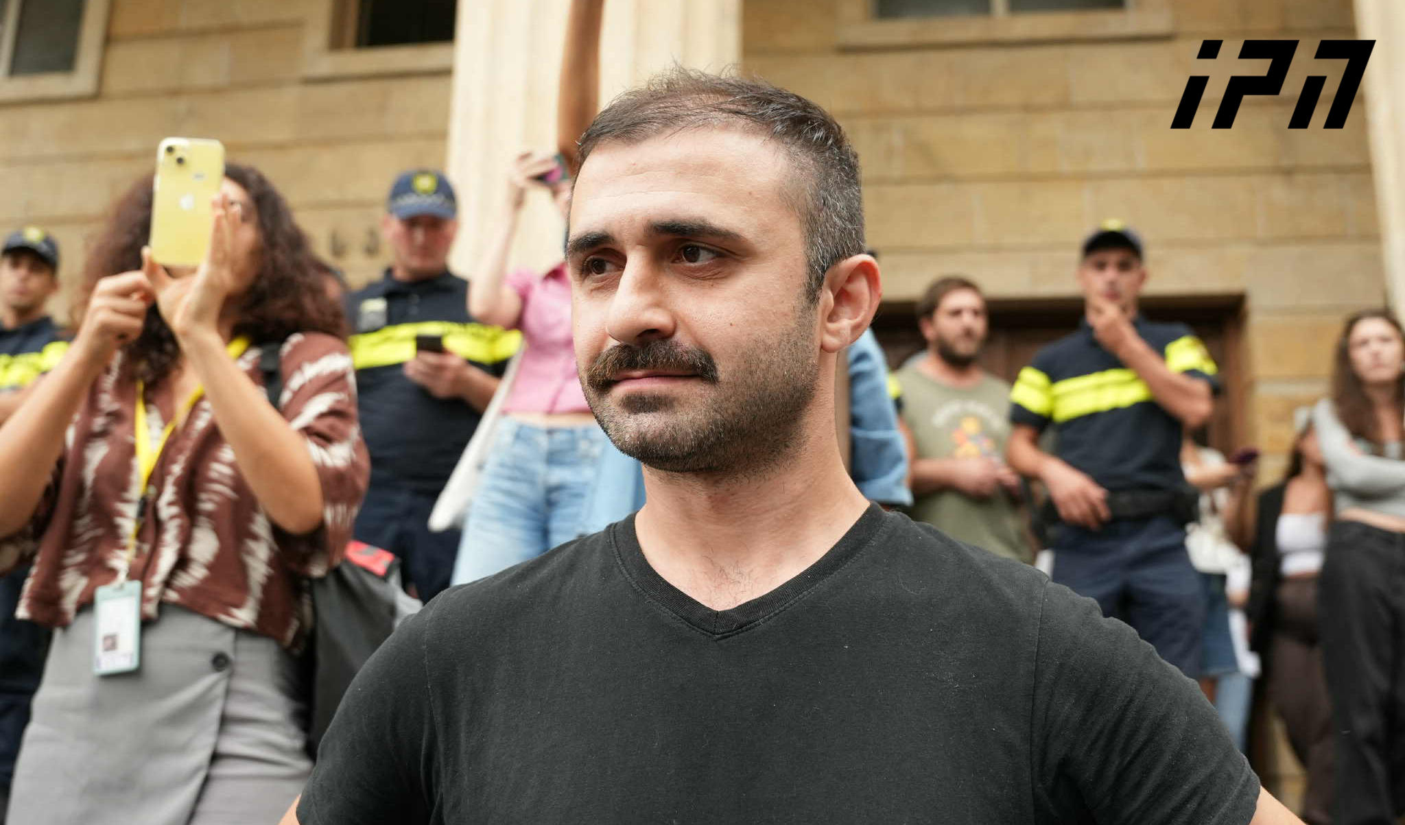 ონისე ცხადაძის ძმა - ახლა შემოაგორებენ პროპაგანდას, რომ კიდევ იქით უნდა ვიყოთ მადლობლები, რა მოწყალეა წმინდა ბიძინა და წმინდა მურუსიძე - უკან დასახევი გზა არც მათ აქვთ და არც ჩვენ, ჩვენთან მთელი მსოფლიოა, ყველაფერი ისე იქნება, როგორც საჭიროა!