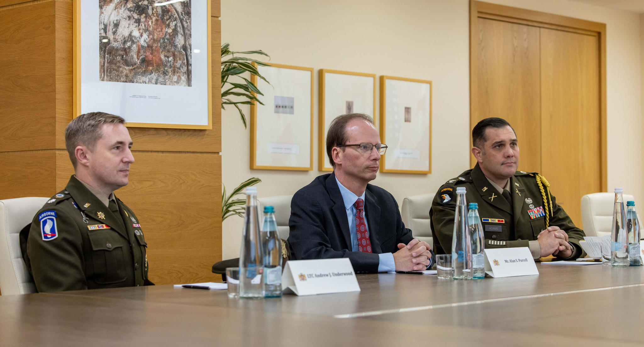 აშშ-ის საელჩო თავდაცვის სამინისტროში გამართულ შეხვედრაზე ინფორმაციას ავრცელებს