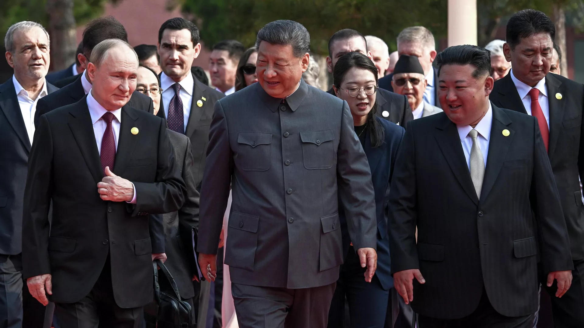 სი ძინპინი ვლადიმერ პუტინს და კიმ ჩენ ინს ესაუბრა