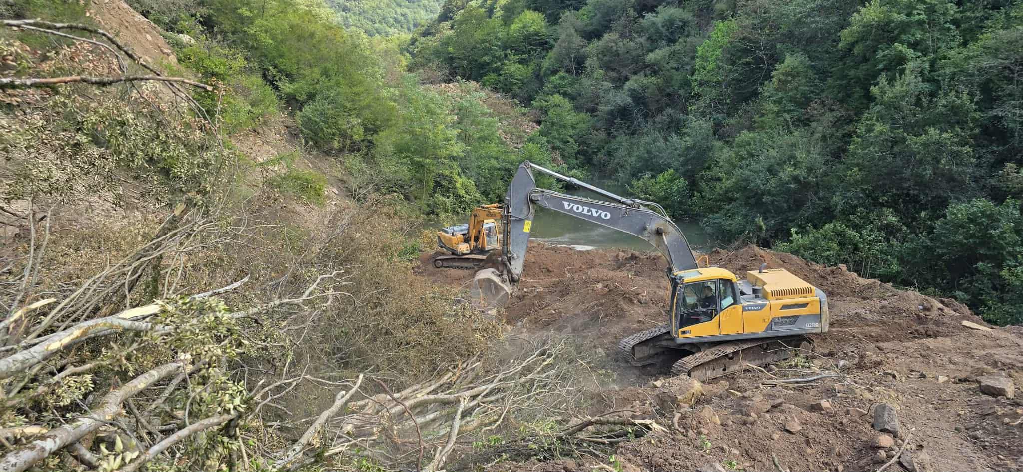 ხარაგაულის მერი - ხემაღალსა და ღვერკში მეწყრული პროცესები კვლავ აქტიურია, მოსახლეობა სტიქიის ზონიდან გაყვანილია - ადგილობრივებს შესაძლებლობა ექნებათ, დასახლდნენ ახალ დასახლებაში ან მიიღონ კომპენსაცია