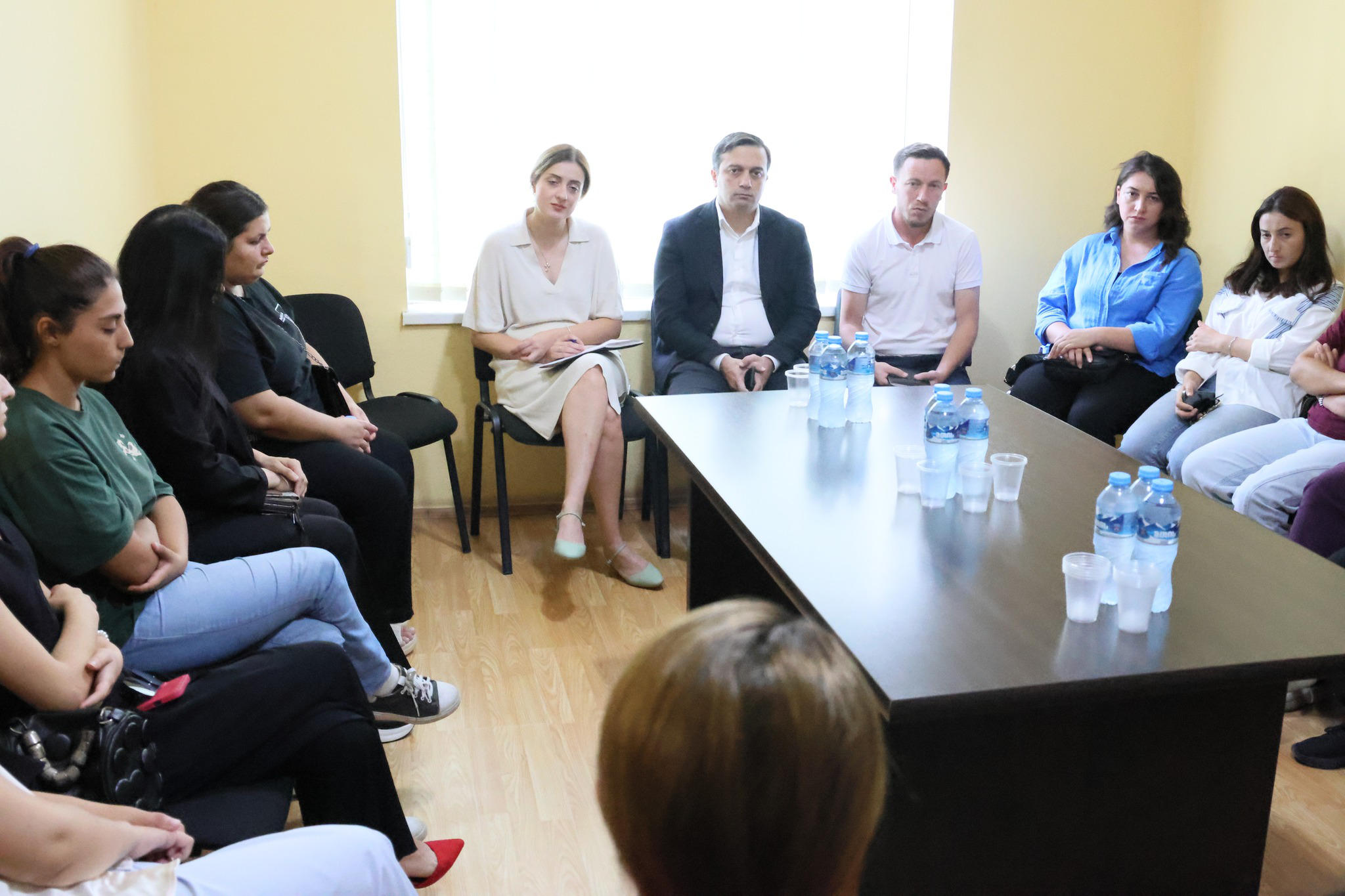 სახალხო დამცველი მარნეულის შშმ პირთა დღის ცენტრის თანამშრომლებს და ბენეფიციართა ოჯახის წევრებს შეხვდა