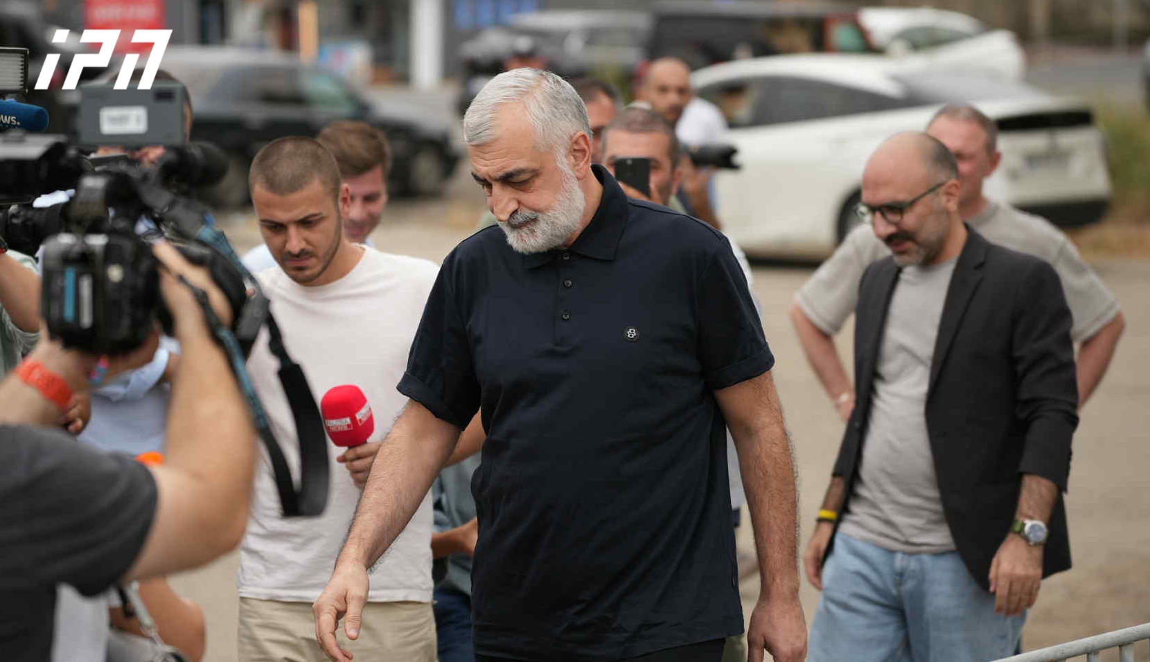 მამუკა ხაზარაძე - ეს არის მიტაცებული პრეზიდენტის სავარძელი, მიუხედავად იმისა, რომ მან დღეს შეწყალებით გამოგვიშვა - მადლიერების გრძნობა არ მაკლია, მაგრამ ეს არის მუხანათური, ძალიან ბინძური საქციელი