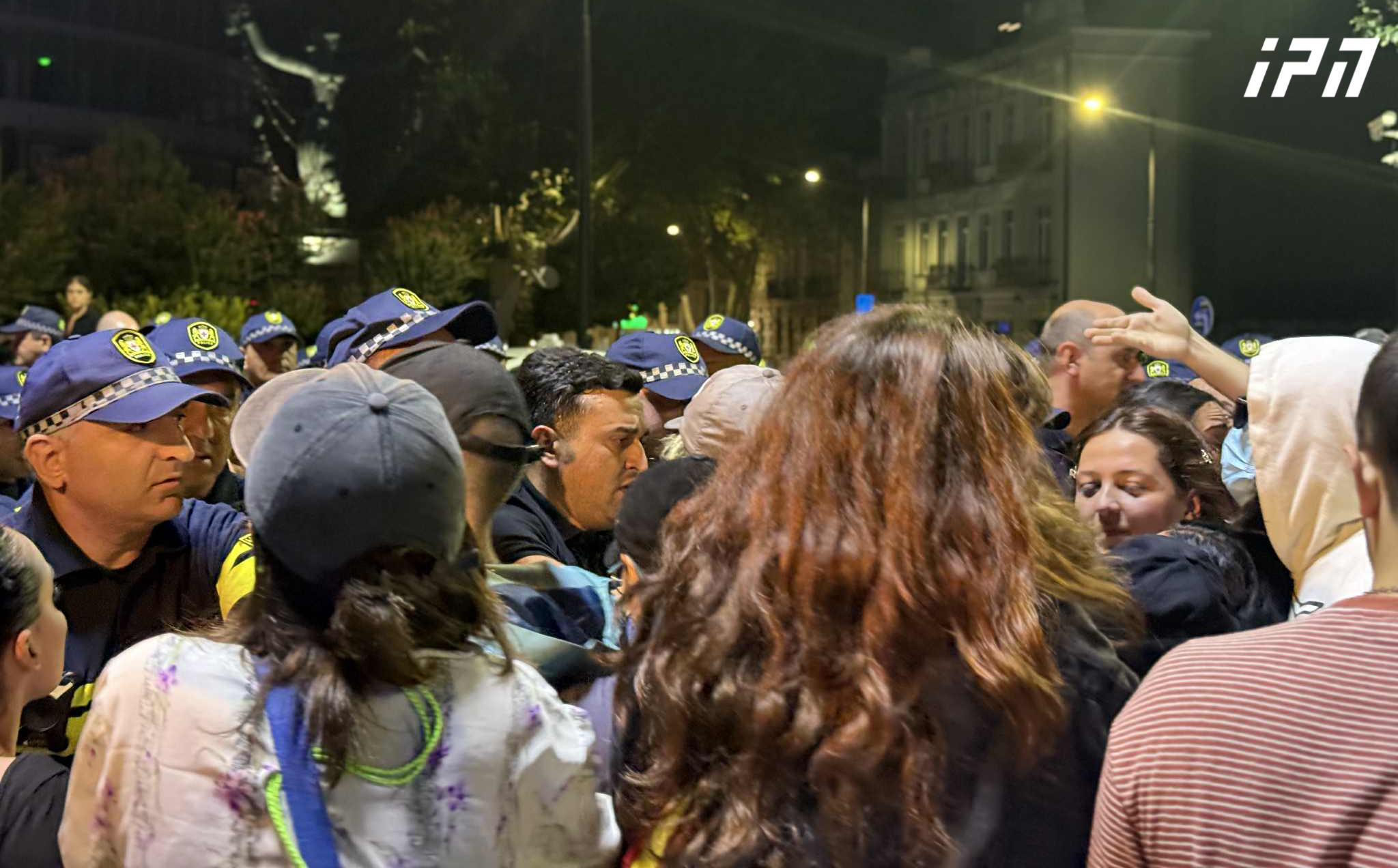 აქციის მონაწილეები, რომლებიც მელიქიშვილის გამზირზე, კახა კალაძის საარჩევნო შტაბთან აქციას მართავდნენ, რუსთაველის გამზირისკენ მსვლელობით მიდიან