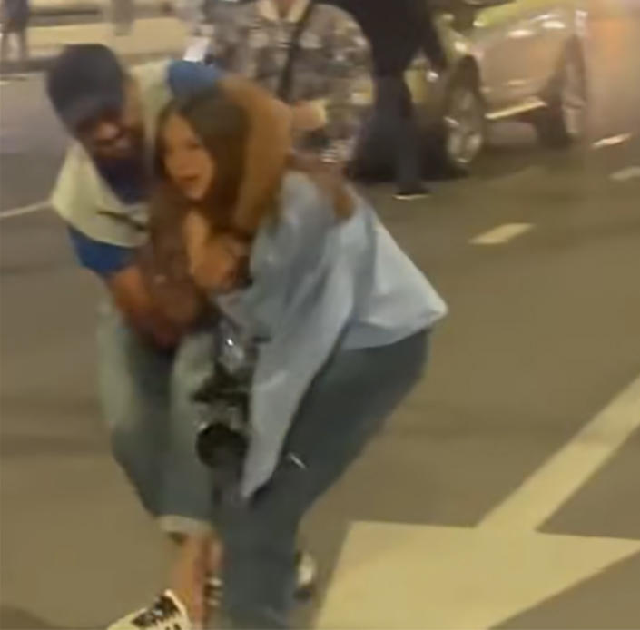 „პუბლიკის“ ინფორმაციით, კახა კალაძის საარჩევნო შტაბთან მომხდარი დაპირისპირების გაშუქებისას, „პუბლიკის" ჟურნალისტს დაარტყეს და მობილური ტელეფონი წაართვეს