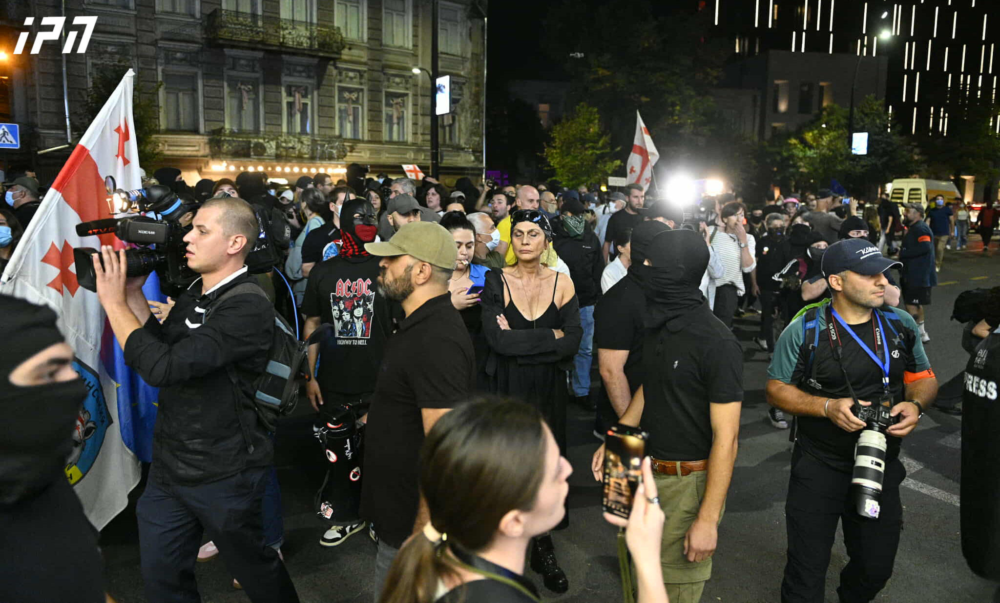 მოქალაქეები კახა კალაძის შტაბის მიმართულებით მსვლელობას მართავენ, მობილიზებულია პოლიცია