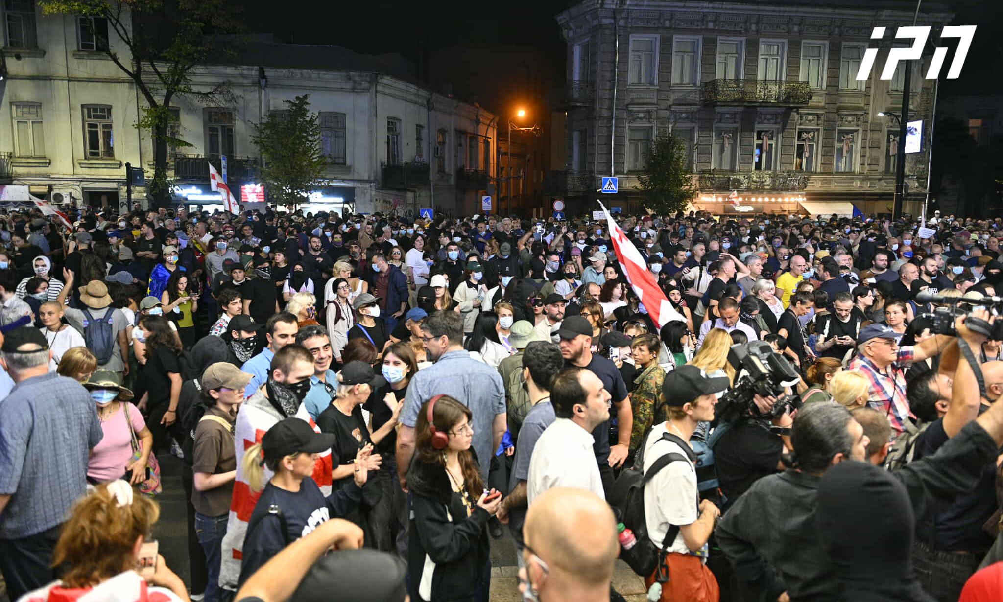 მელიქიშვილის გამზირზე, კახა კალაძის საარჩევნო შტაბთან საპროტესტო აქცია მიმდინარეობს
