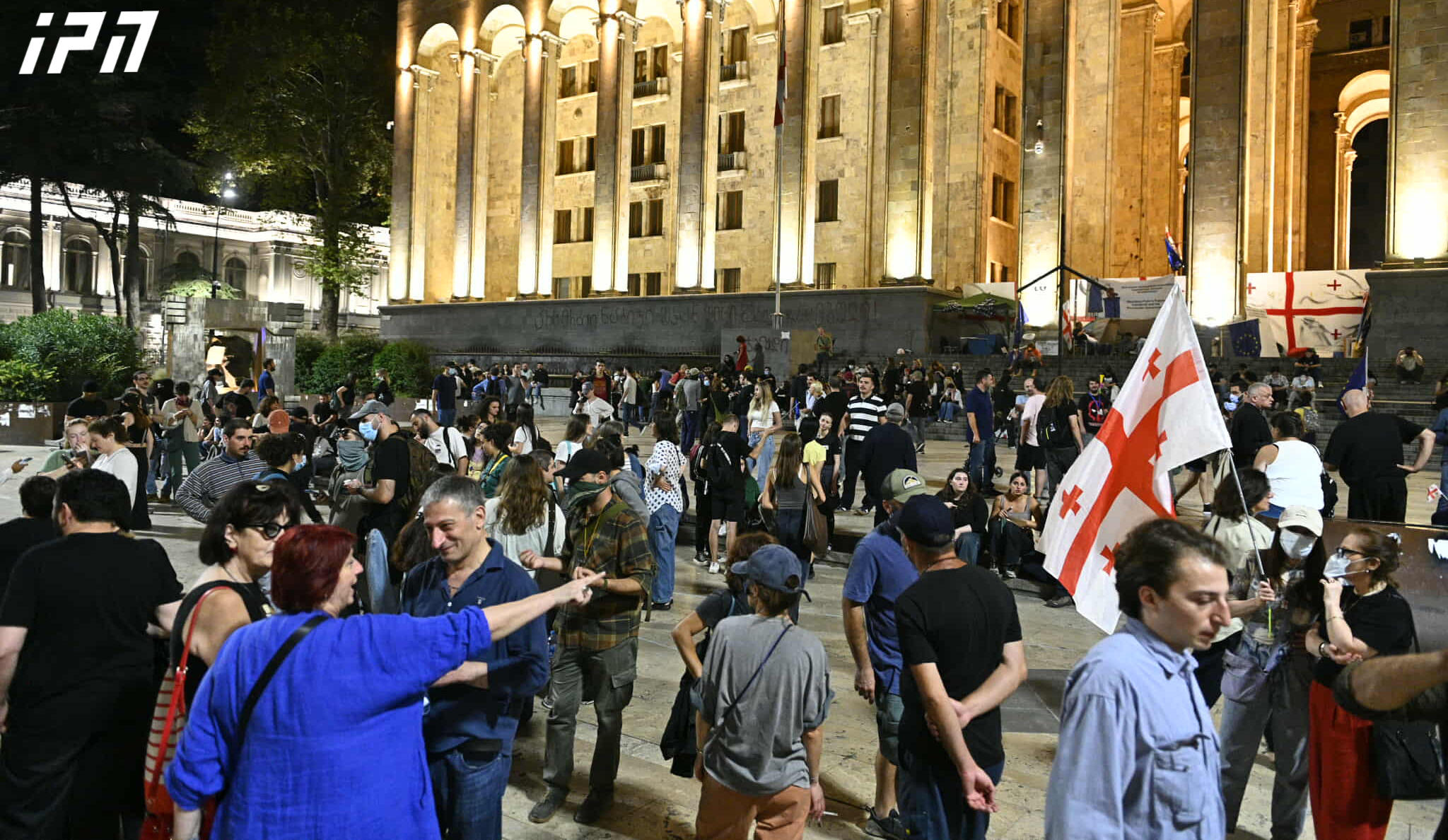 მომიტინგეები მელიქიშვილის გამზირიდან პარლამენტთან მივიდნენ და მიმდინარე პროტესტს შეუერთდნენ