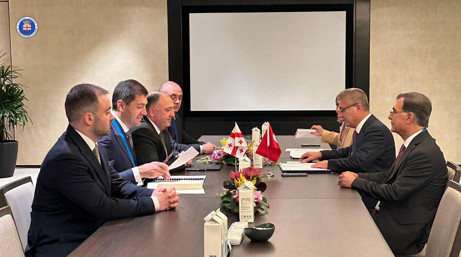 საქართველოს გენერალურმა პროკურორმა გიორგი გვარაკიძემ თურქეთის რესპუბლიკის გენერალურ პროკურორთან მუჰსინ სენტურკთან შეხვედრა გამართა