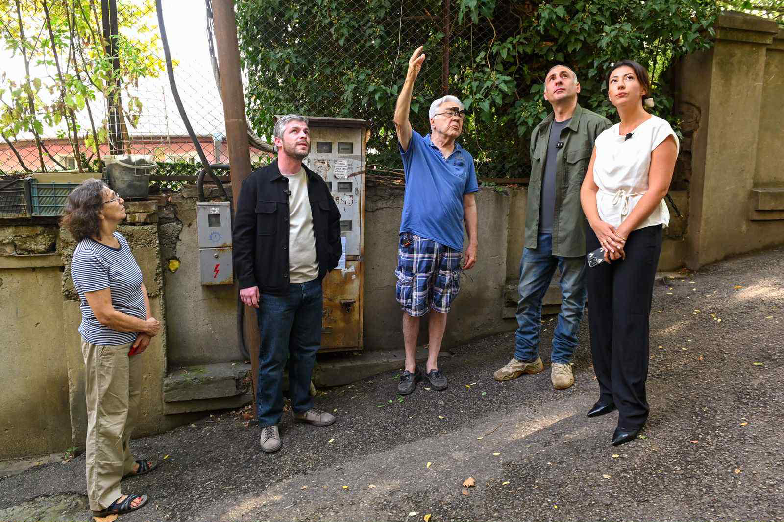 ირაკლი კუპრაძე, ალეკო ელისაშვილი და ტატა ხვედელიანი თაბუკაშვილის ქუჩაზე მდებარე ავარიული სახლის მცხოვრებლებს შეხვდნენ