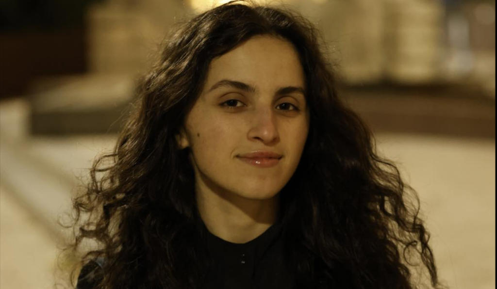 კახა კალაძის საარჩევნო ბანერის დაზიანების ბრალდებით დაკავებული ირმა დიასამიძეა - ადვოკატის განცხადებით, მისი ადგილსამყოფელი უცნობია