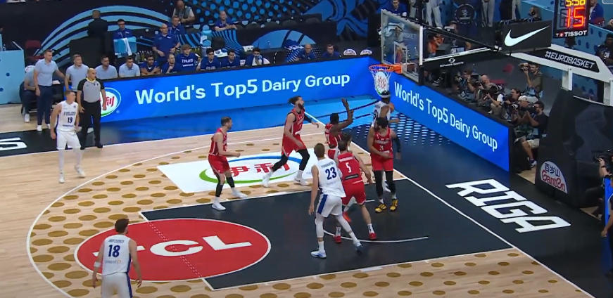 ევრობასკეტზე საქართველოსა და ფინეთის საკალათბურთო ნაკრებებს შორის შეხვედრა მიმდინარეობს