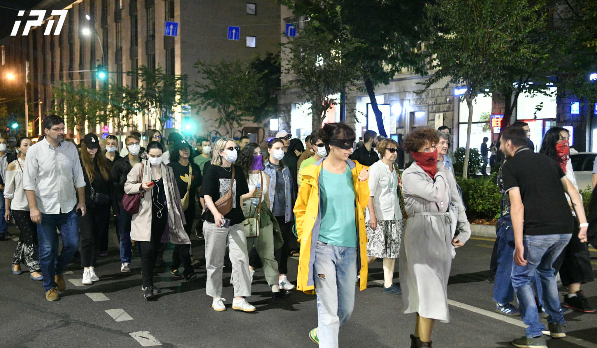 მოქალაქეები კახა კალაძის საარჩევნო შტაბამდე მსვლელობას მართავენ