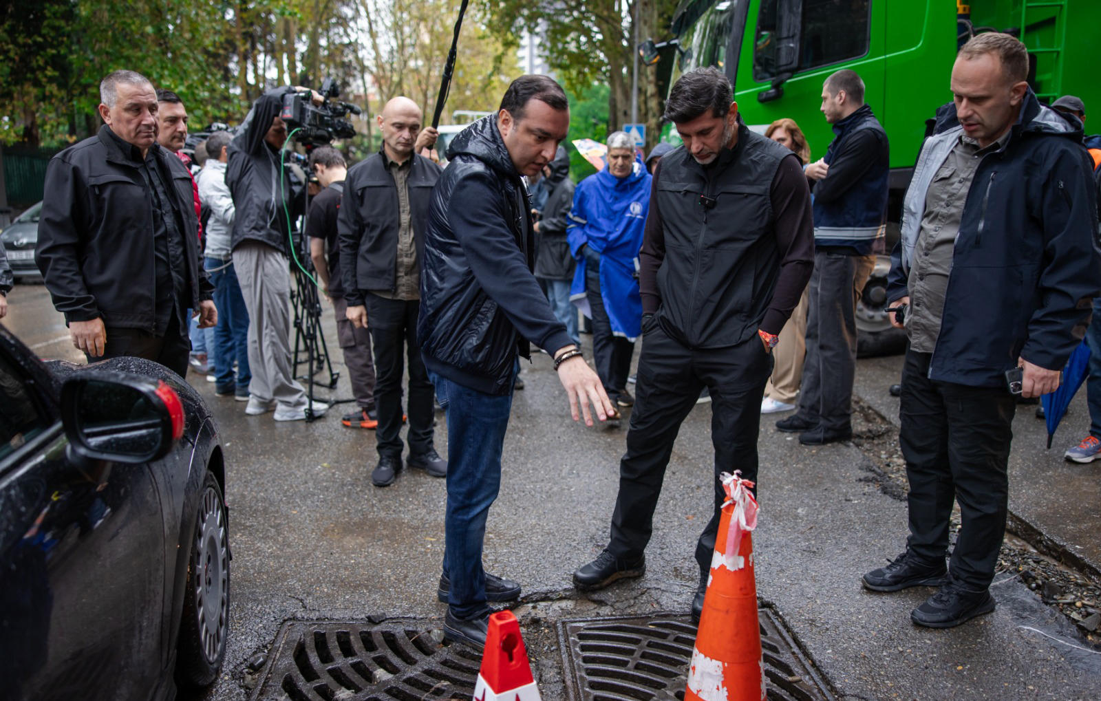 კახა კალაძე გოთუას ქუჩაზე წვიმის შედეგად დაზიანებული ცენტრალური სანიაღვრე სისტემის აღდგენის სამუშაოებს გაეცნო