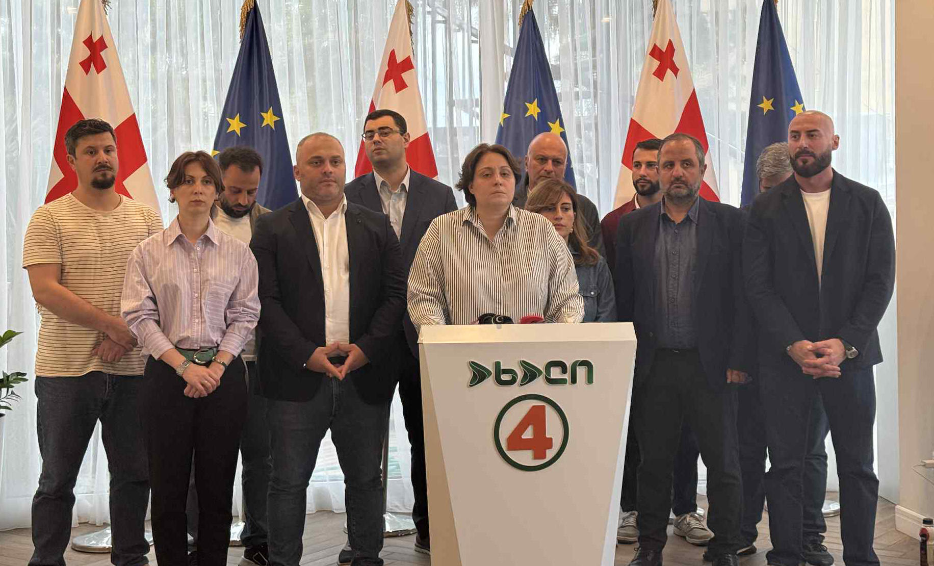 ელენე ხოშტარია ხაბეიშვილისა და ზოდელავას დაკავებაზე - ეს არის პოლიტიკური დევნა,  „ქართული ოცნება“ ცუდ მდგომარეობაშია და ეშინია ქუჩაში ბევრი ხალხის - 13 სექტემბერს, 27 სექტემბერს, 4 ოქტომბერს, ყველანი გარეთ უნდა ვიყოთ, სანამ რუსულ რეჟიმს არ დავასრულებთ