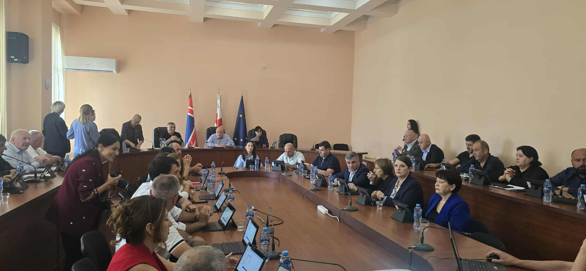 გორის საკრებულოს სხდომა იწყება, რომელზეც შესაძლოა დავით რაზმაძის იმპიჩმენტის საკითხზე იმსჯელონ