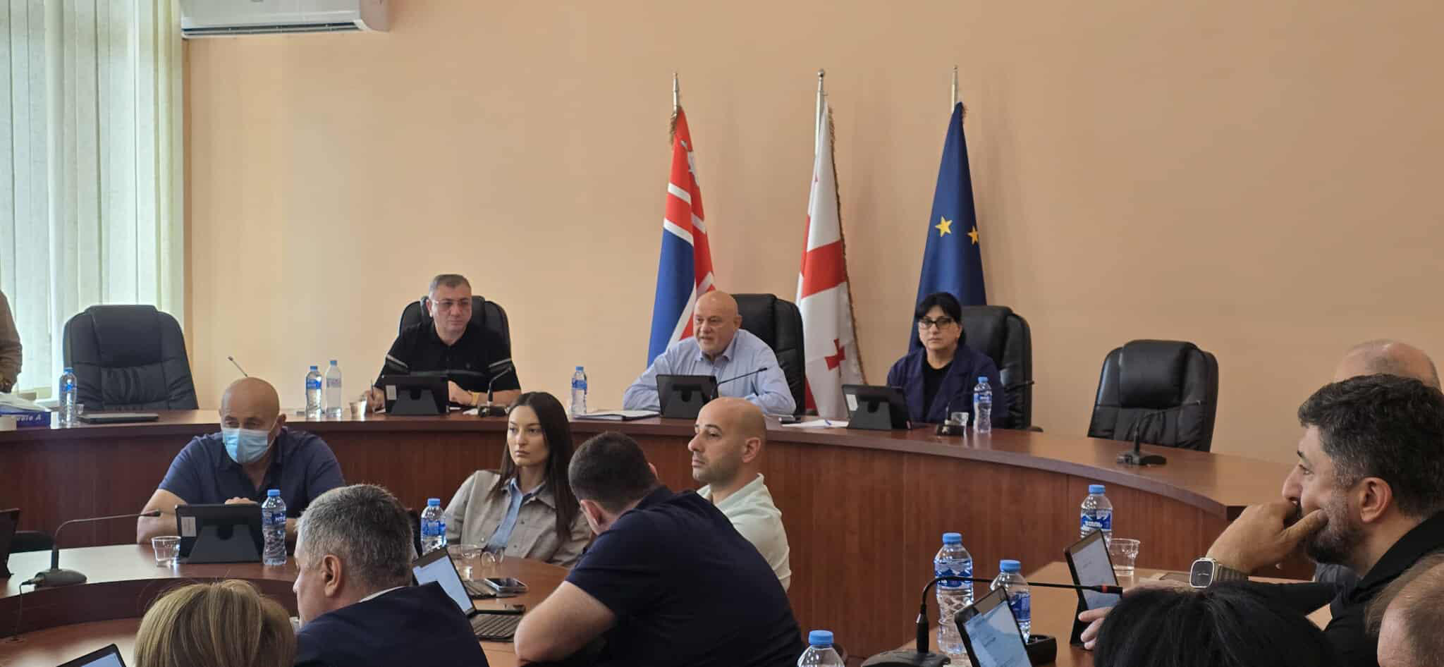 გორის საკრებულოს სხდომაზე თავმჯდომარის დავით რაზმაძის იმპიჩმენტის საკითხის განხილვა დაიწყო