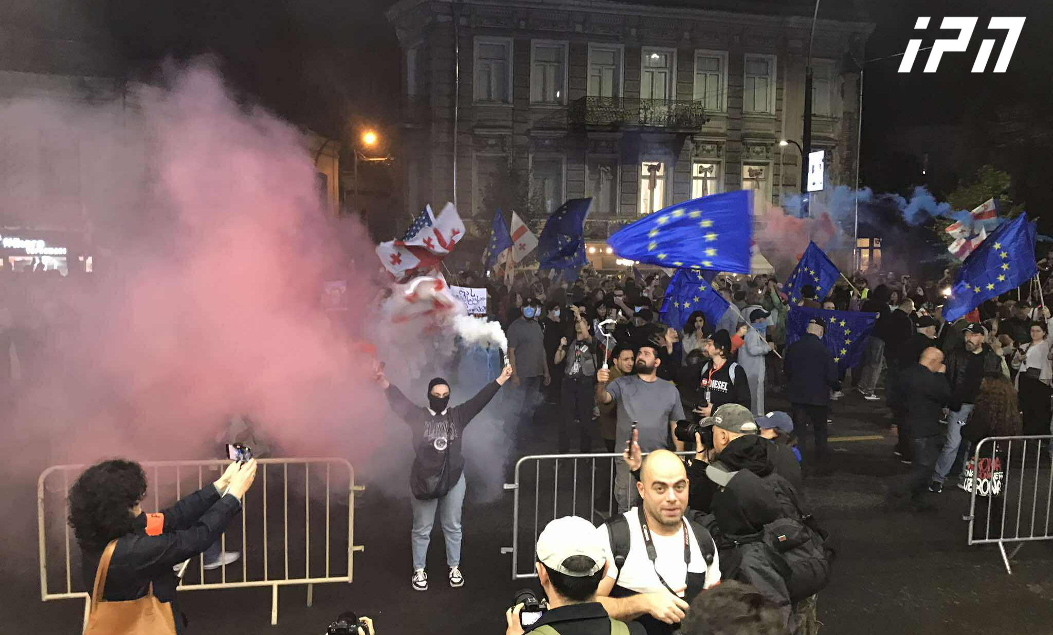 თსუ-დან პარლამენტისკენ მიმავალი მარშის მონაწილეები კახა კალაძის საარჩევნო შტაბთან შეჩერდნენ - ისინი სკანდირებენ „მონებო“, „რევოლუცია“