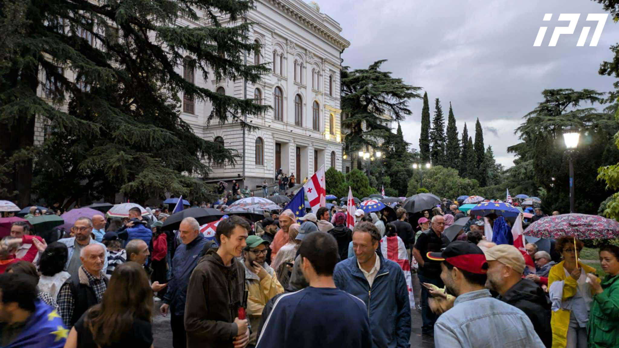 თბილისის სახელმწიფო უნივერსიტეტთან, სლოგანით  - „არა რუსულ რეჟიმს! დაიცავი უვიზო”, აქციის მონაწილეები იკრიბებიან