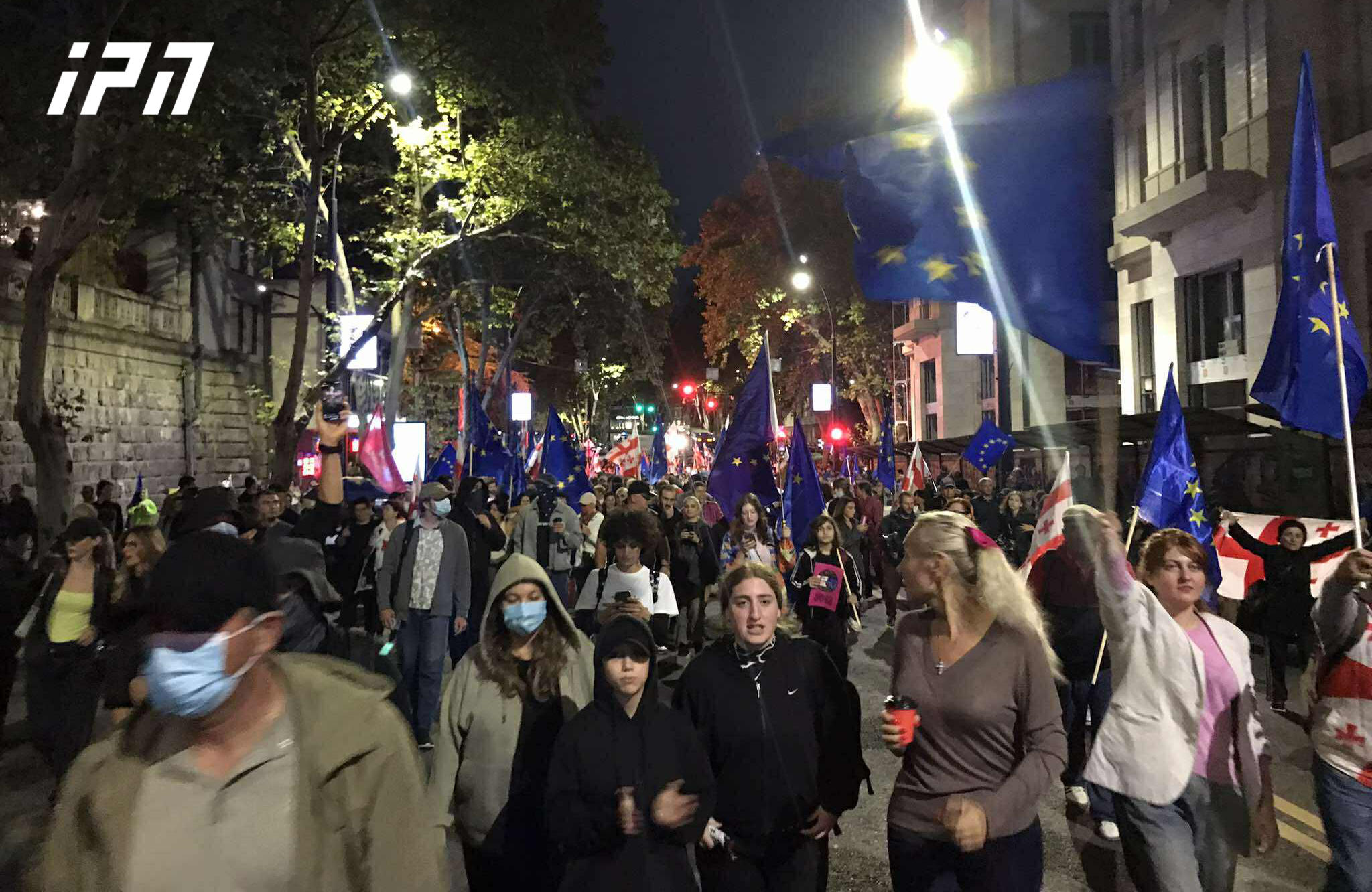 სლოგანით - „არა რუსულ რეჟიმს! დაიცავი უვიზო“ თსუ-დან პარლამენტის შენობისკენ საპროტესტო მსვლელობა იმართება