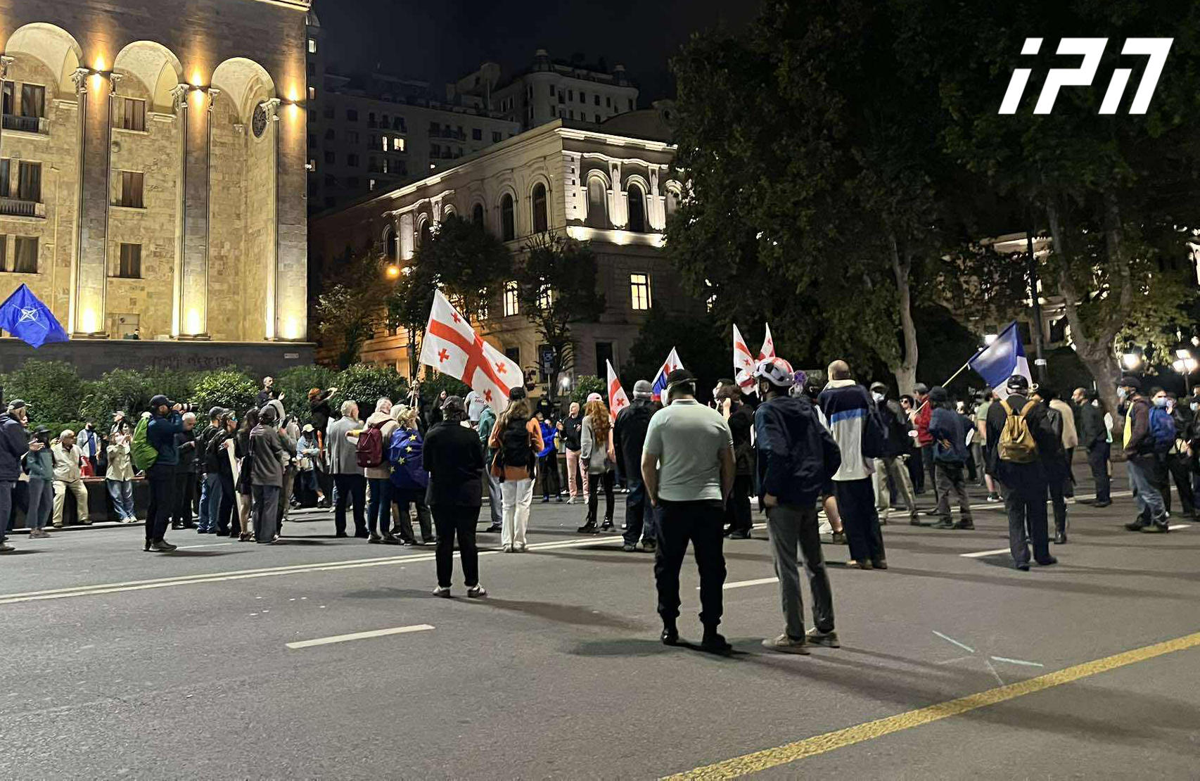 პარლამენტთან საპროტესტო აქცია მიმდინარეობს