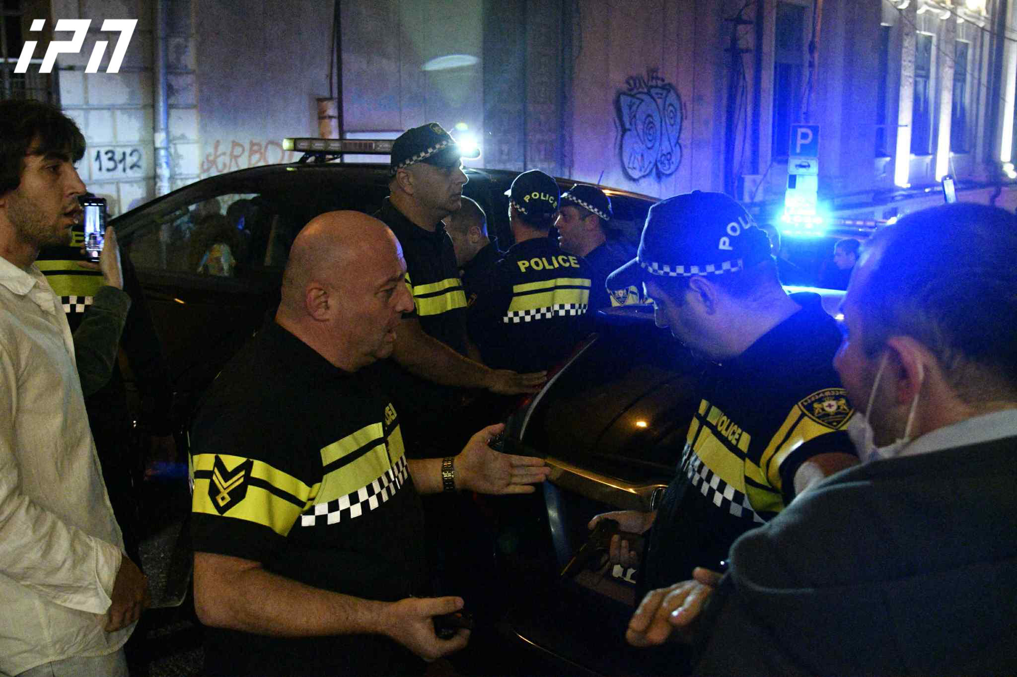 საპროტესტო მსვლელობის დროს ბესიკის ქუჩაზე დაპირისპირება იყო - პოლიციამ რამდენიმე პირი ადგილიდან გაიყვანა