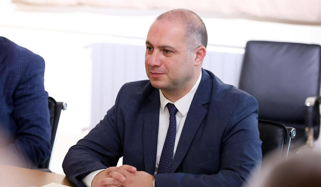 განათლების მინისტრი - იქნება 11 კლასის დამთავრების დამადასტურებელი ატესტატიც და 12 კლასის დამთავრების ატესტატიც, თუმცა მას ექნება სამართლებრივი კუთხით ერთი და იგივე ძალა, უბრალოდ 12-წლიანი სწავლების ატესტატი მოსწავლეს აძლევს საფუძველს, წავიდეს უცხოეთში