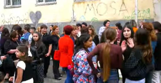 ვაზისუბანში 157-ე სკოლასთან მშობლები და მოსწავლეები საპროტესტო აქციას მართავენ