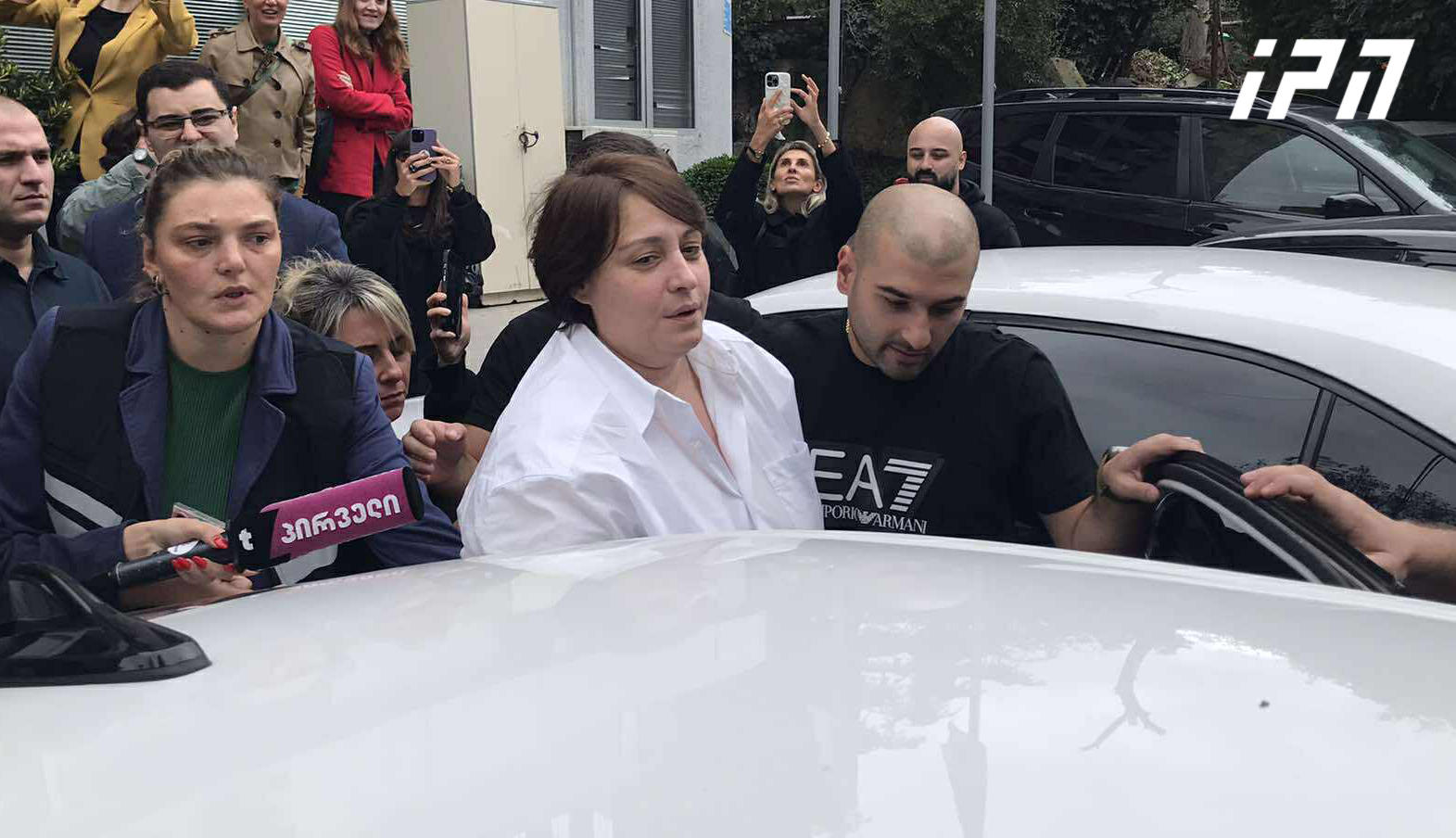 ელენე ხოშტარია - სიმართლის, ღირსების და თავისუფლების სულ ოდნავადაც კი დათმობა, ბოროტმოქმედ სისტემასთან, დაუშვებელია - მოიგონეს, ბანერზე წარწერა კრიმინალიაო, უნდა ვანახოთ, რომ მოგონილ უკანონობებს არ ვემორჩილებით