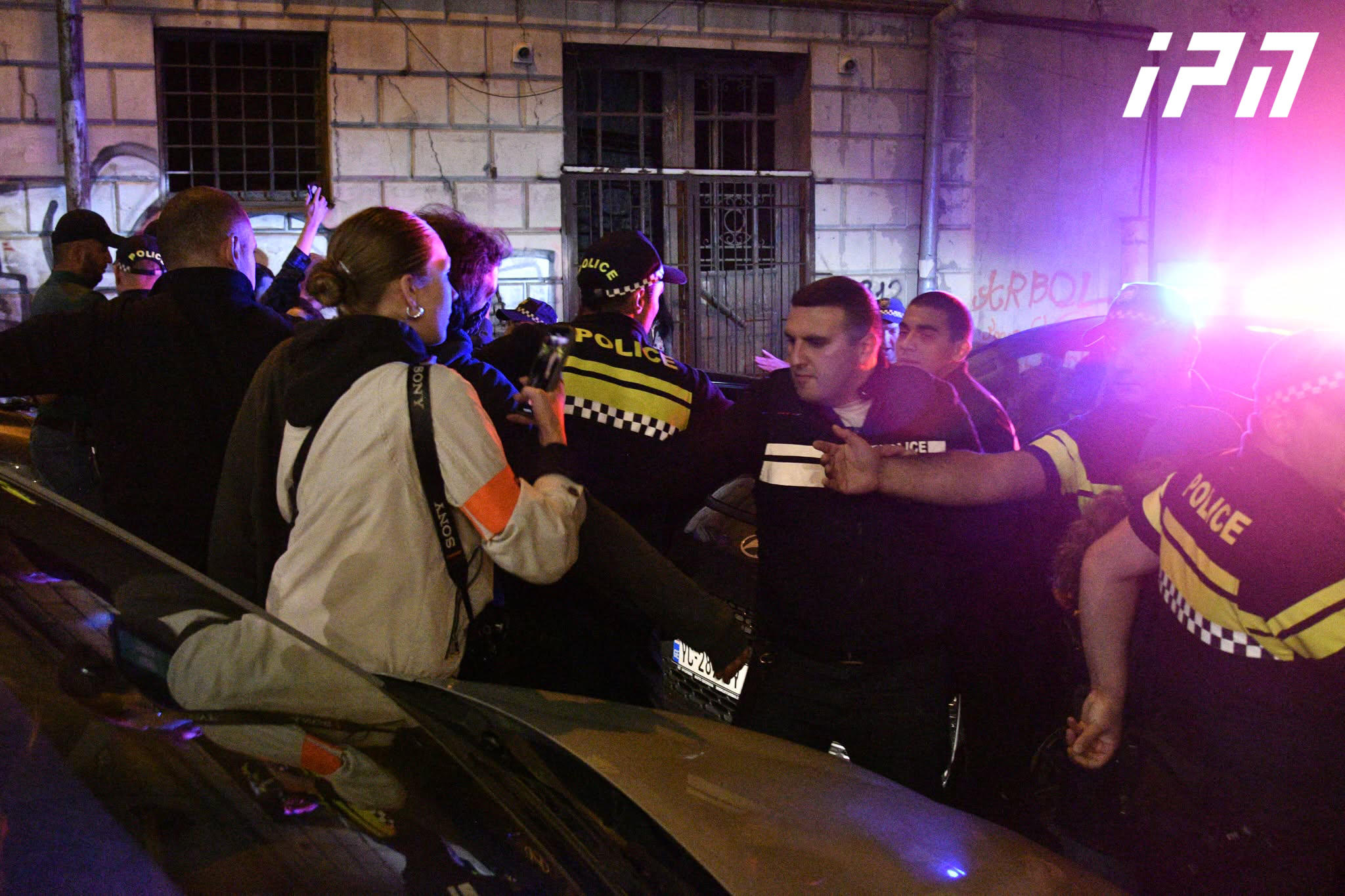 შსს - 30-მდე აქტივისტი დაუპირისპირდა რამდენიმე მოქალაქეს, საიდანაც ერთ-ერთმა მოახდინა პისტოლეტის დემონსტრირება, აქტივისტებმა შებოჭეს და წაართვეს იარაღი, რაც სავარაუდოდ, პნევმატური პისტოლეტია - დაკავებულია არასრულწლოვანი