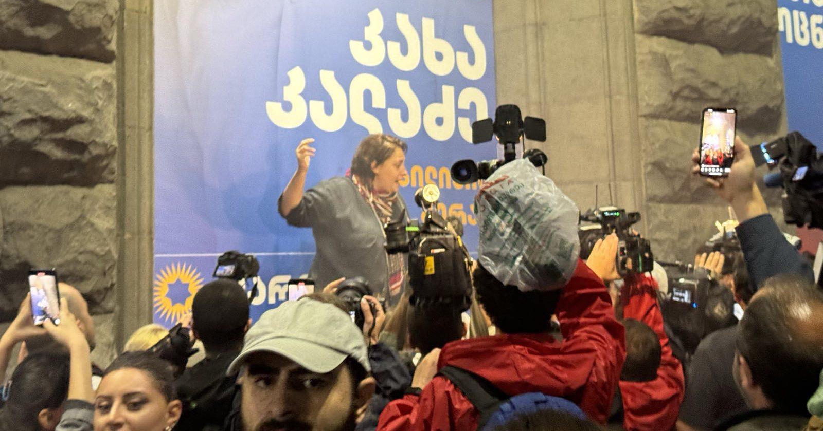 პროკურატურამ ელენე ხოშტარიას ბრალდება ოფიციალურად წარუდგინა