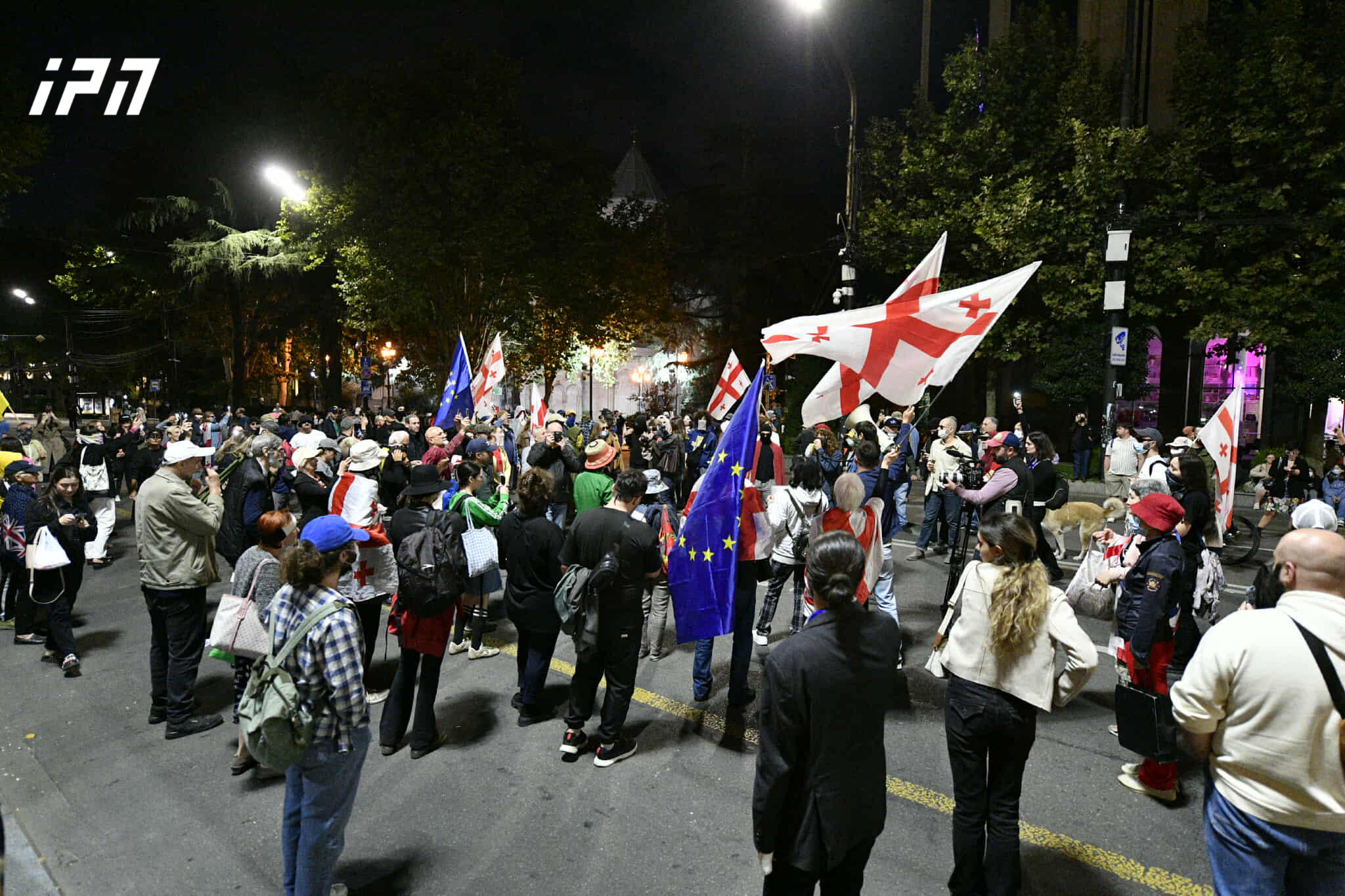 პარლამენტთან საპროტესტო აქცია მიმდინარეობს