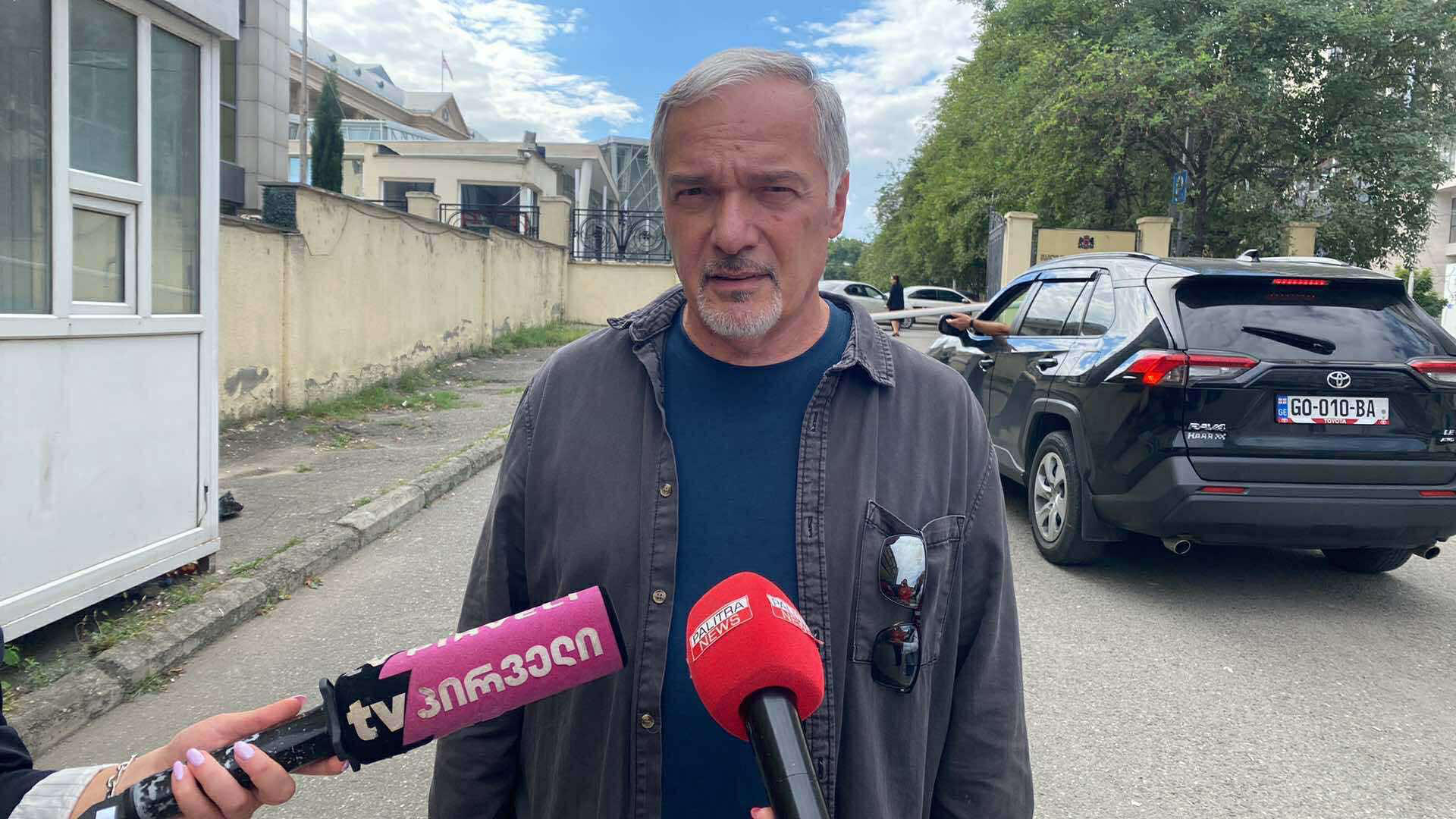 სანდრო ბარამიძე - ყველა კითხვა დაკავშირებული იყო „საერთაშორისო გამჭვირვალობის“ საქმიანობასთან, მათ შორის ეკა გიგაურის აქციებში მონაწილეობასთან - ნებისმიერ საპროტესტო აქციაში მონაწილეობა მათთვის კრიმინალია